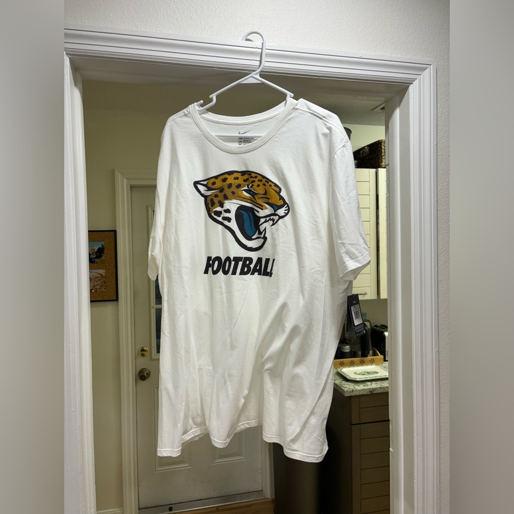 NEW WITH TAGS! Men's NFL official Jaguars T-Shirt!